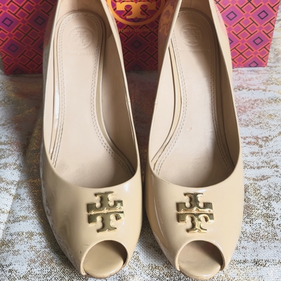 Tory Burch Jade 85mm peep toe wedge in Beige patent leather - Picture 2 of 10